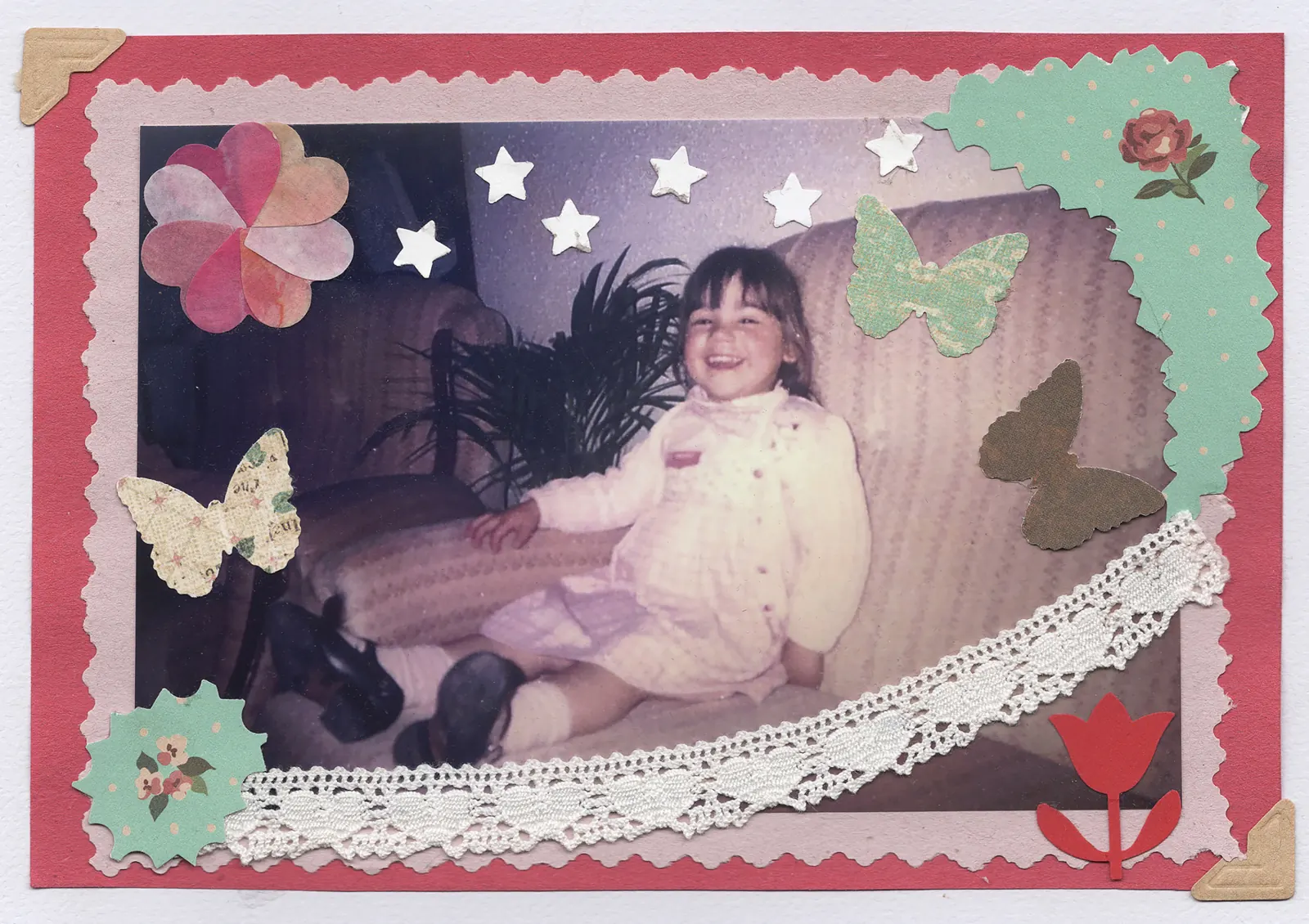 Fotografía de Mar de niña en un marco decorado